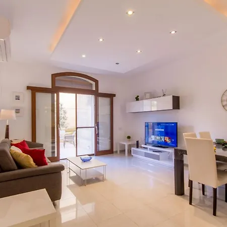 Gee9teen Gozitan Villa, Pool & Whirlpool- Happy 度假居