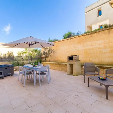 Gee9teen Gozitan Villa, Pool & Whirlpool- Happy בית נופש